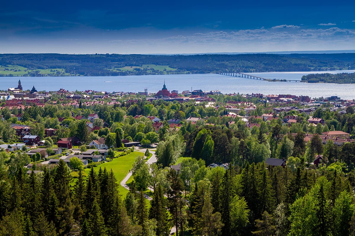 Vy över Östersund, där en ser rådhuset, Vallsundsbron och Annersia