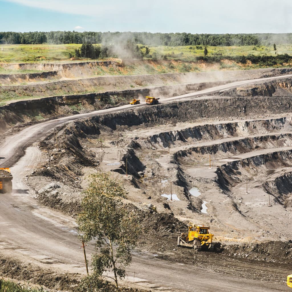 Ett öppet dagbrott där stora lastbilar transporterar material