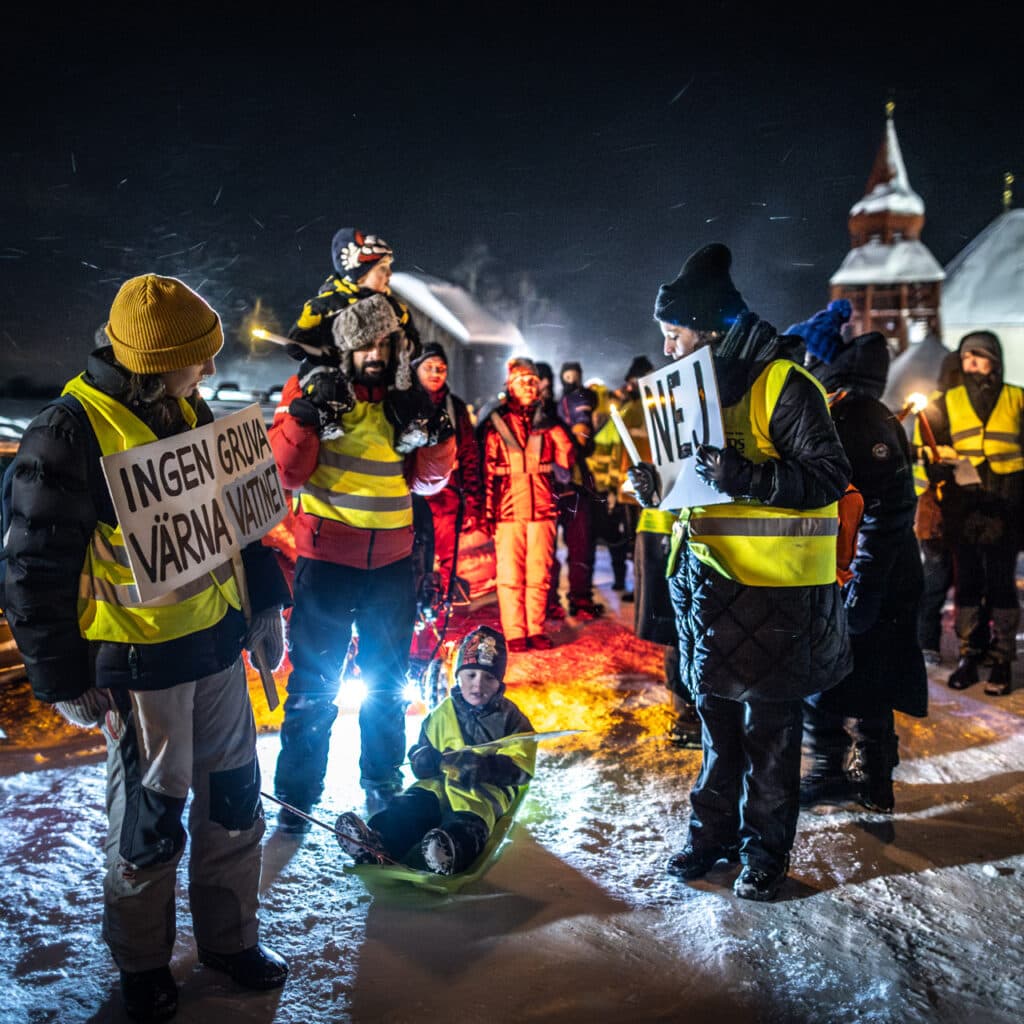 Personer som demonstrerar mot gruvbrytning