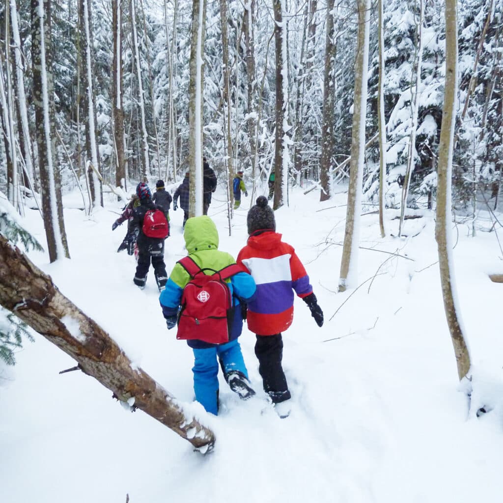 Barn i en snöig skog